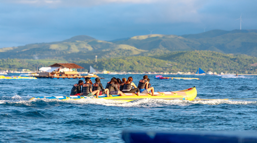 Jízda na člunu ve tvaru banánu (banana boat)